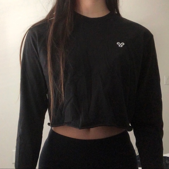 Aritzia’s TNA cropped long sleeve top - Picture 2 of 5